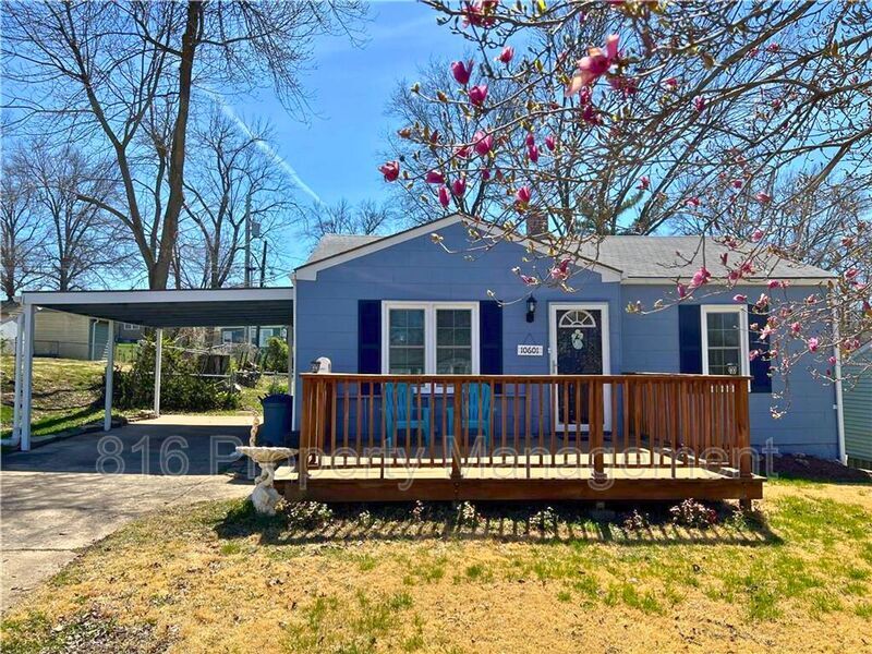 10601 E 28th St S in Independence, MO - Building Photo