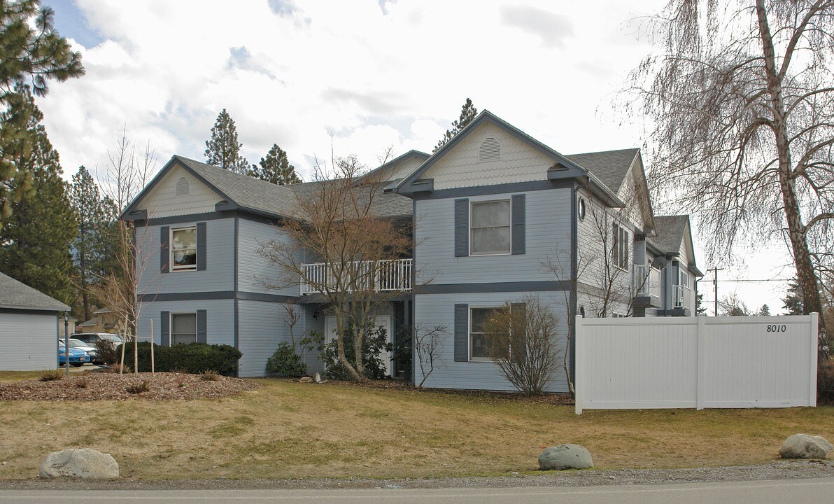 8010 N Loch Haven Dr in Hayden, ID - Foto de edificio
