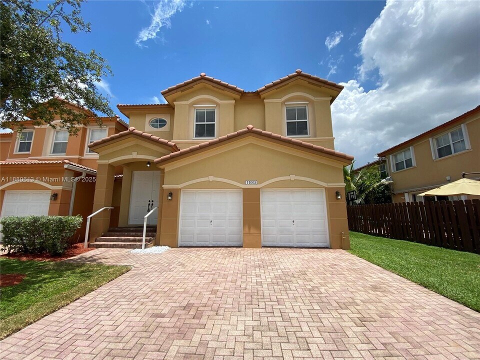 11005 NW 87th St in Doral, FL - Building Photo