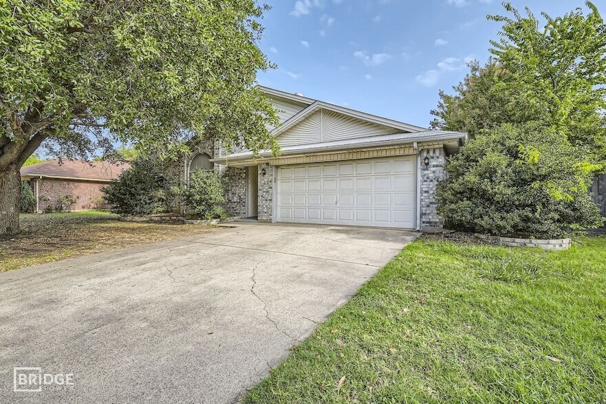 220 Dodge Trail in Keller, TX - Building Photo