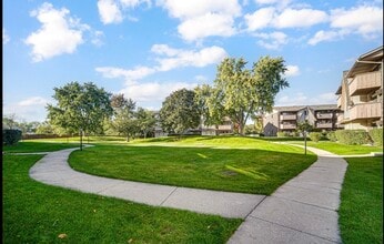 18 Echo Ct, Unit Unit 14 in Vernon Hills, IL - Building Photo - Building Photo