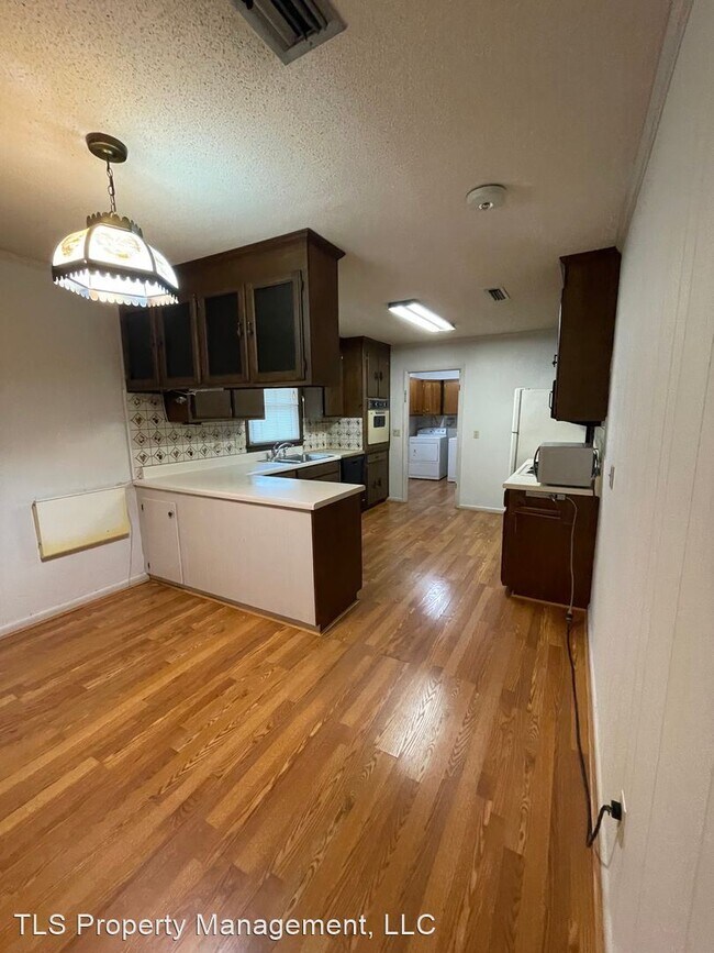 402 Colonial Dr photo'