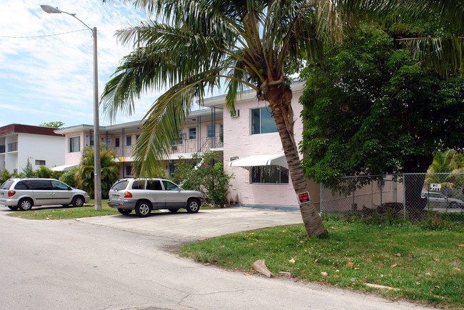 7800 NE Bayshore Ct in Miami, FL - Building Photo - Building Photo