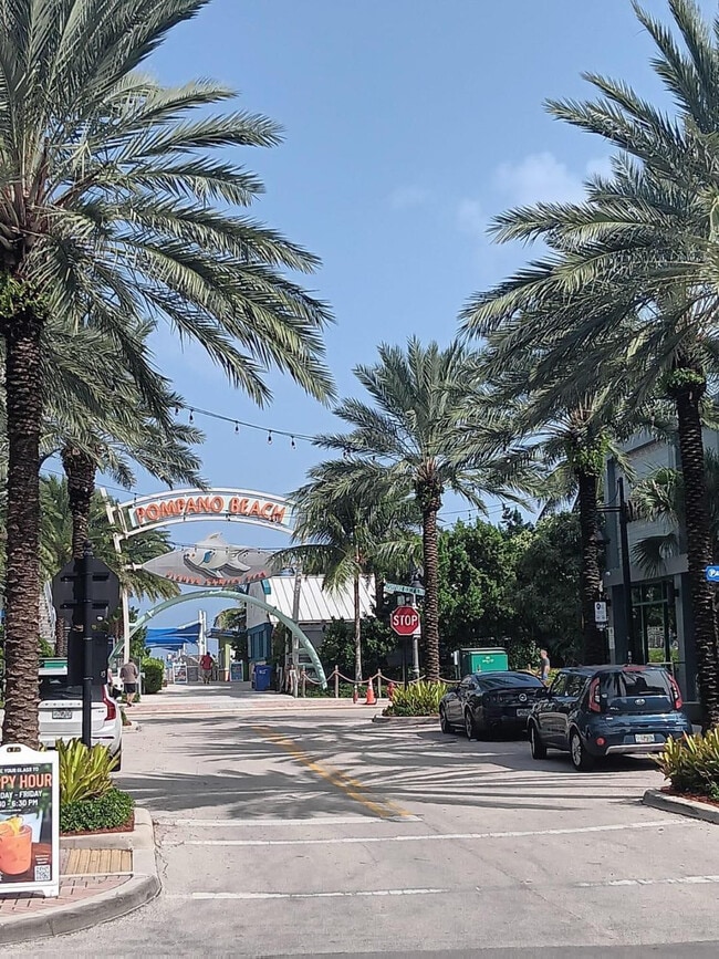 305 N Pompano Beach Blvd in Pompano Beach, FL - Building Photo - Building Photo