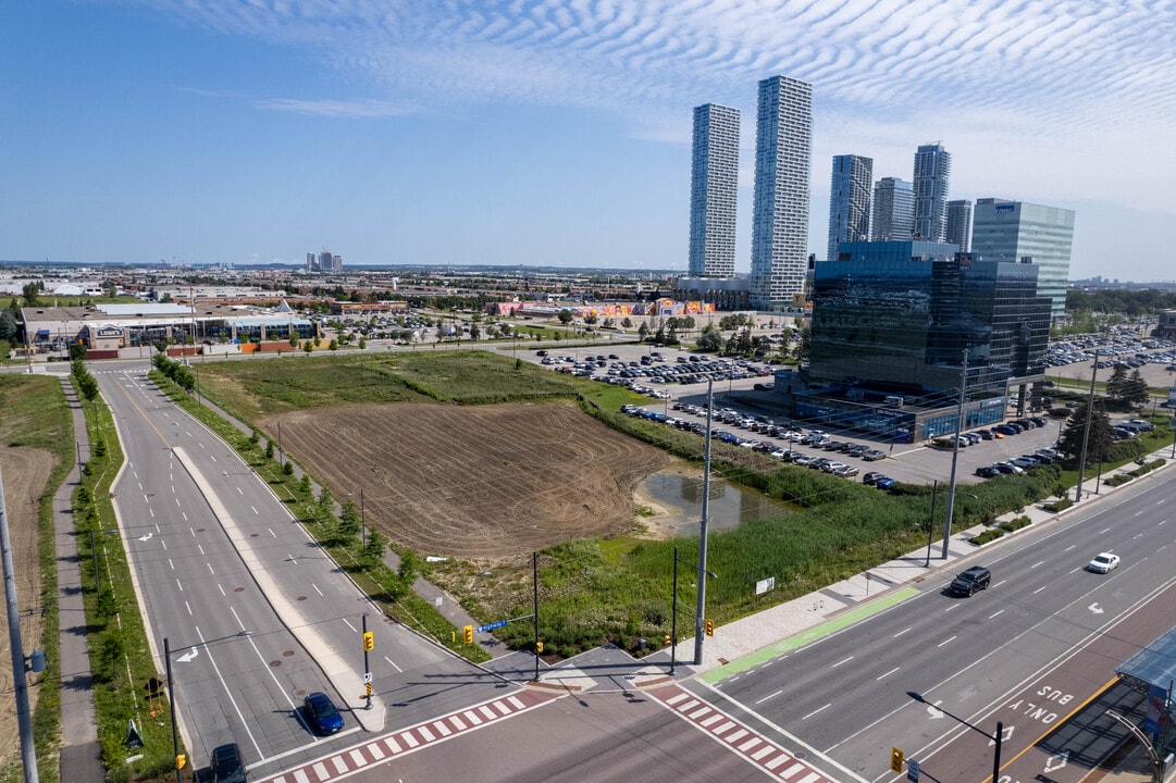 Park Place Condominiums in Vaughan, ON - Building Photo