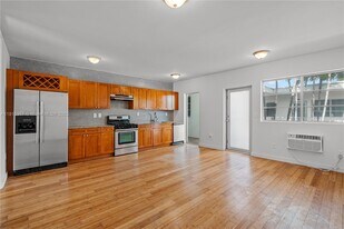 7930 Tatum Waterway Dr in Miami Beach, FL - Building Photo