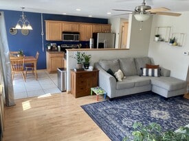 906 SE Crossings Ln in Grimes, IA - Building Photo