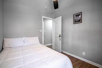 375 Dollar Mill Rd SW in Atlanta, GA - Foto de edificio - Building Photo
