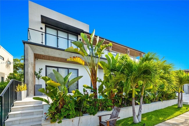 property at 2050 S Hibiscus Dr