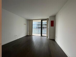 131-05 40th Rd, Unit 18T in Queens, NY - Foto de edificio - Building Photo