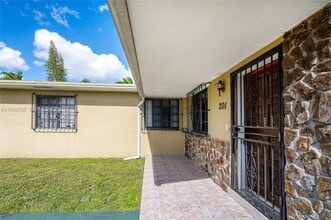 201 NW 34th Ave in Miami, FL - Foto de edificio - Building Photo