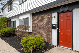 Village Square Townhomes in Cincinnati, OH - Building Photo - Building Photo