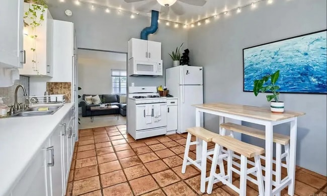 142 W Glaucus St