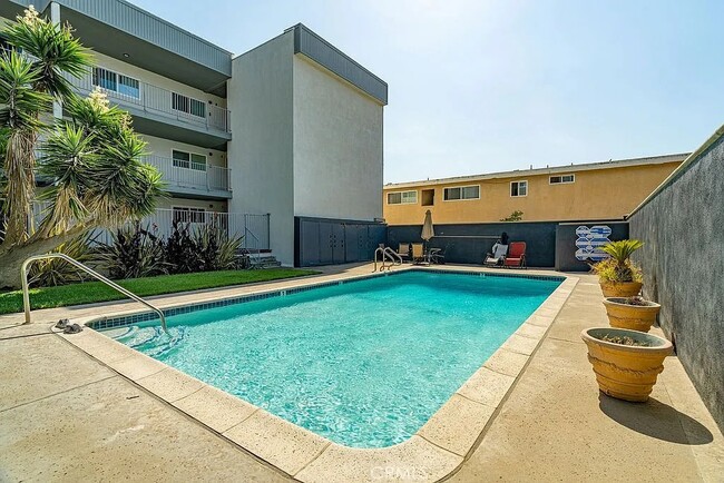 1321 Beryl St, Unit 306 in Redondo Beach, CA - Foto de edificio - Building Photo