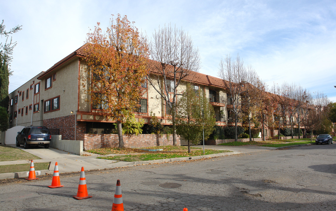 Condominium in North Hollywood, CA - Building Photo