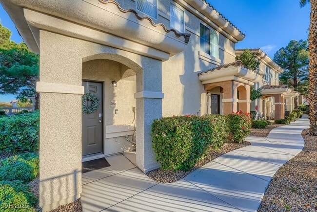 9050 W Warm Springs Rd in Las Vegas, NV - Foto de edificio - Building Photo