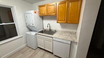 200 N Fir Ave, Unit 200 N Fir Avenue #B in Virginia Beach, VA - Building Photo