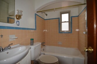 7240 Reading Rd, Unit 4 in Cincinnati, OH - Foto de edificio - Building Photo