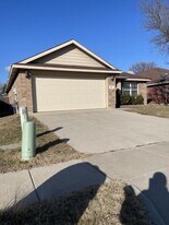 625 Hutchins Dr in Crowley, TX - Building Photo