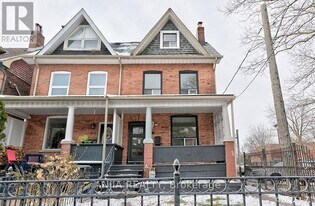 812 Logan Ave in Toronto, ON - Building Photo