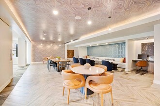 1810 Main Apartments in Houston, TX - Building Photo - Building Photo