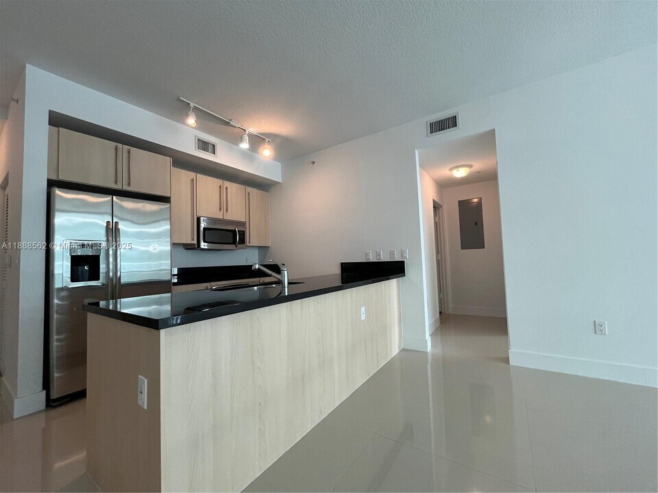 79 SW 12th St, Unit 2608 in Miami, FL - Building Photo