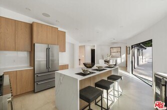 3873 Royal Woods Dr in Los Angeles, CA - Building Photo - Building Photo