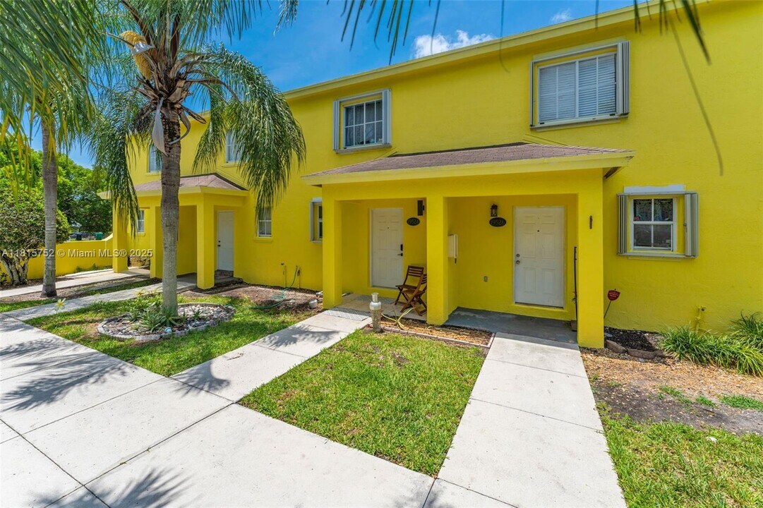 19524 SW 103rd Ct in Cutler Bay, FL - Building Photo