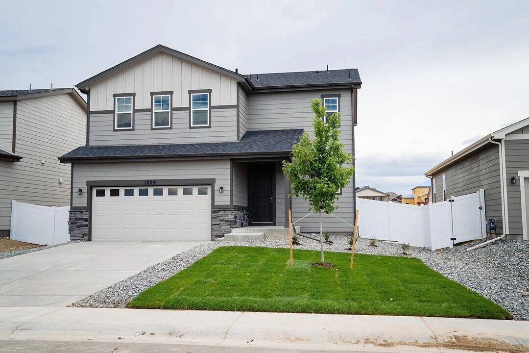1864 Ruddlesway Dr in Windsor, CO - Building Photo