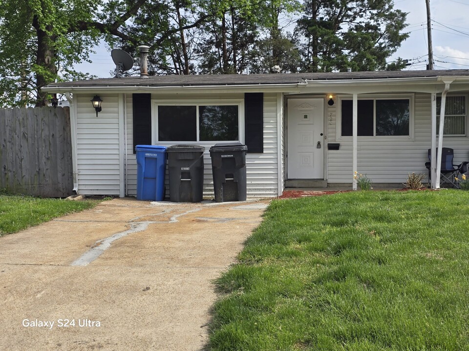 720 Southwell Ln in Florissant, MO - Building Photo