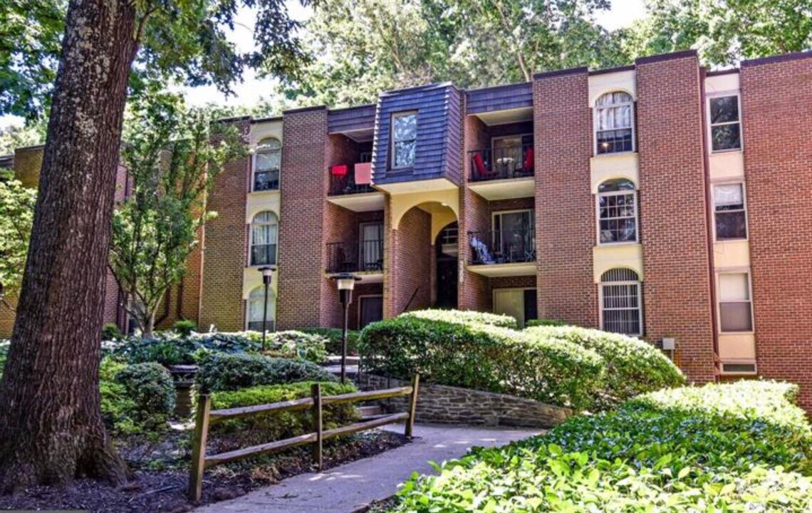 3368 Woodburn Rd in Annandale, VA - Building Photo