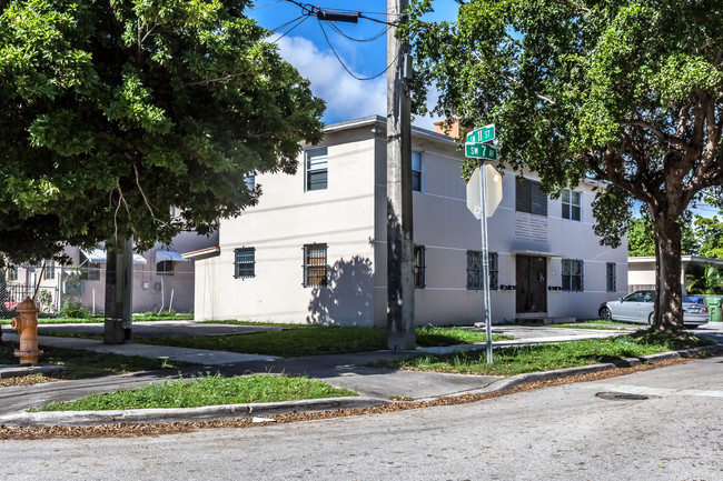 1040 SW 7th Ave in Miami, FL - Building Photo - Building Photo