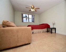 8215 Lake Dr-Unit -104 in Doral, FL - Foto de edificio - Building Photo