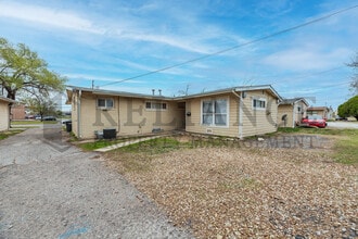 5106 E Pawnee St in Wichita, KS - Building Photo - Building Photo