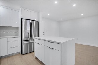 4670 W 13th Ln in Hialeah, FL - Foto de edificio - Building Photo
