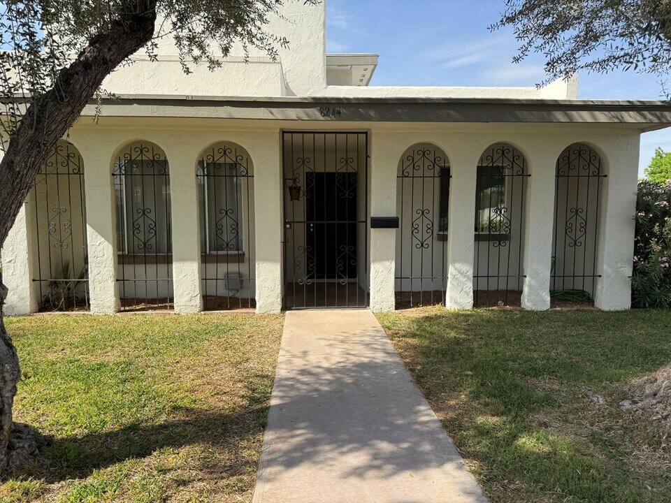 8244 E Valley Vista Dr in Scottsdale, AZ - Building Photo