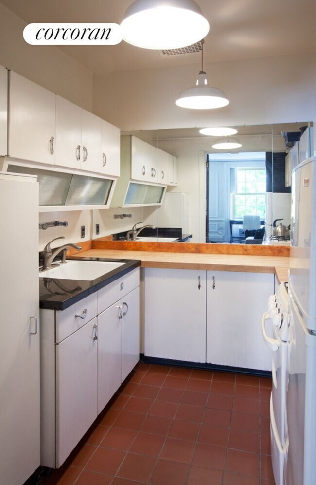 109 E 19th St in New York, NY - Building Photo - Building Photo