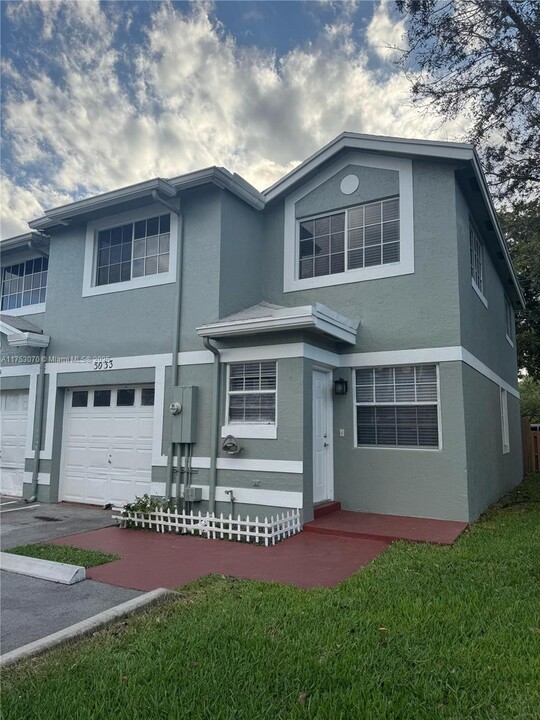 5033 SW 123rd Ter in Cooper City, FL - Building Photo