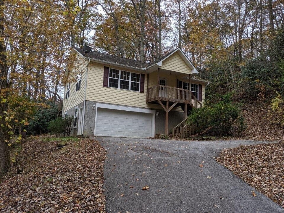 269 Burnside Trail in Hendersonville, NC - Building Photo