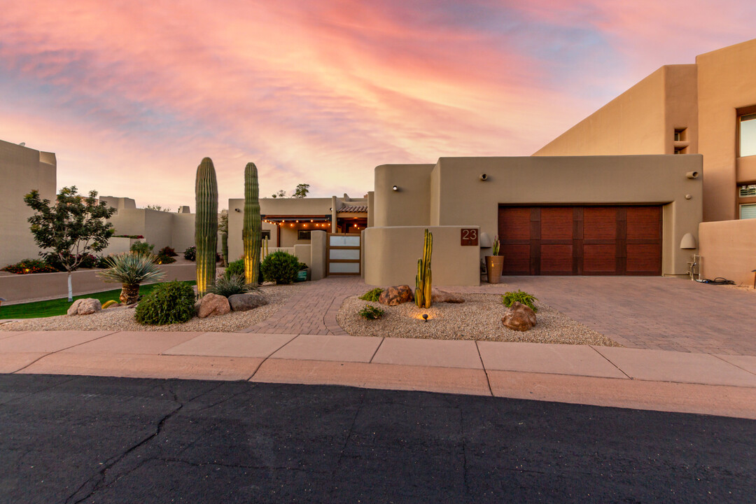 6711 E Camelback Rd in Scottsdale, AZ - Foto de edificio