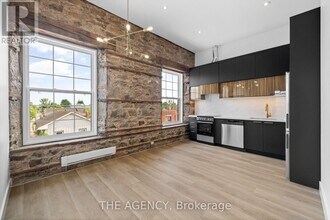 163 Main St E in Milton, ON - Building Photo - Building Photo