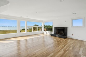 42 Barracuda Rd in East Quogue, NY - Foto de edificio - Building Photo