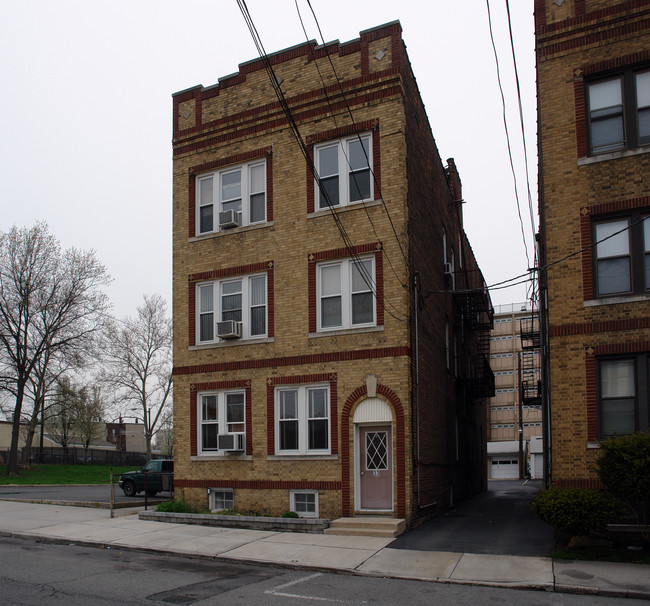 33 E 19th St in Bayonne, NJ - Building Photo - Building Photo