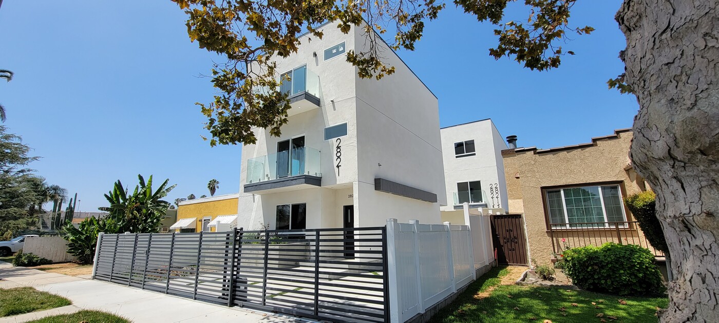 2821 Virginia Rd in Los Angeles, CA - Building Photo