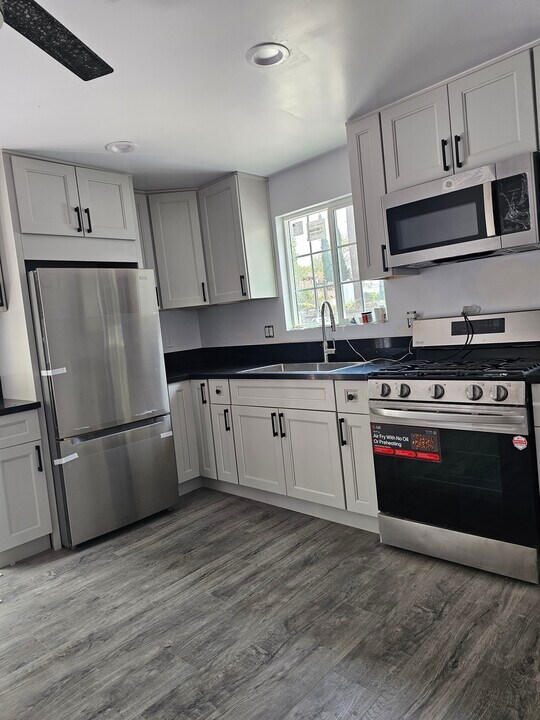 14018 Runnymede St in Van Nuys, CA - Building Photo