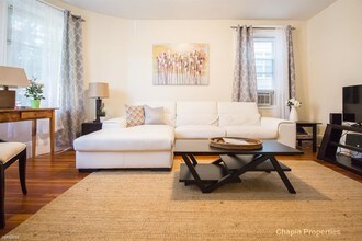636 Washington St-Unit -Apt 1 in Brookline, MA - Foto de edificio - Building Photo