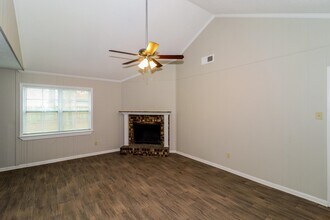 7135 Hillshire Dr in Memphis, TN - Building Photo - Building Photo