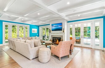 2 Hannahs Ct in Southampton, NY - Building Photo - Building Photo