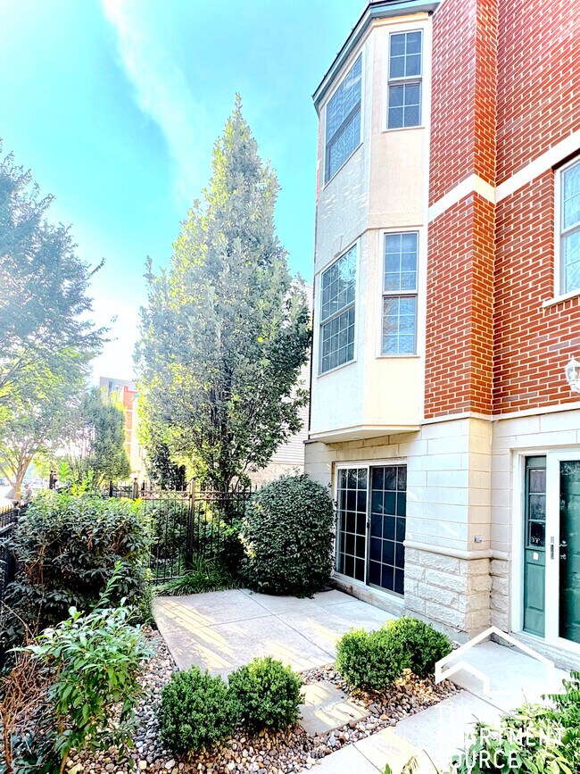 2320 W Adams St, Unit Unit 5 in Chicago, IL - Building Photo - Building Photo