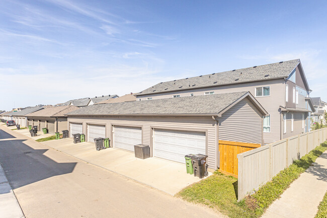 22525 93 Av NW in Edmonton, AB - Building Photo - Building Photo